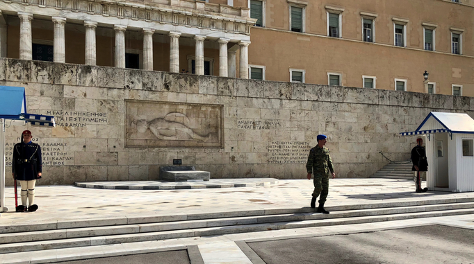 Athen '17 | Altes Schloss - heute Parlament. Schlosswache. Ein Offizier gibt Verhaltensanweisungen an die Zuschauer.