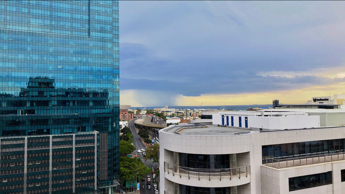 2018 | Kapstadt | Foreshore, «Icon-Building»: «Terrassenblick» vor einem «blitzigen» Gewitter. Mit Regen!