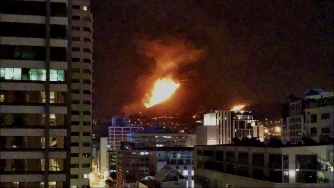 2019 | Kapstadt | Foreshore, «Icon-Building»: 22:10 - Der Wind hat das Feuer wieder stark angefacht. Die Löscharbeiten sind wegen Dunkelheit und starker Rauchentwicklung richtig prekär!