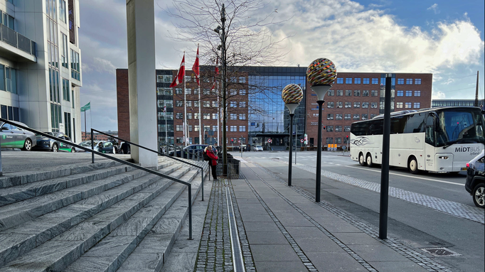 Kopenhagen '21 | Warten auf den «Hopp-on - Hopp-off»-Bus. Immer unsere erste «Aktion» bei jedem «neuen» Stadtbesuch.