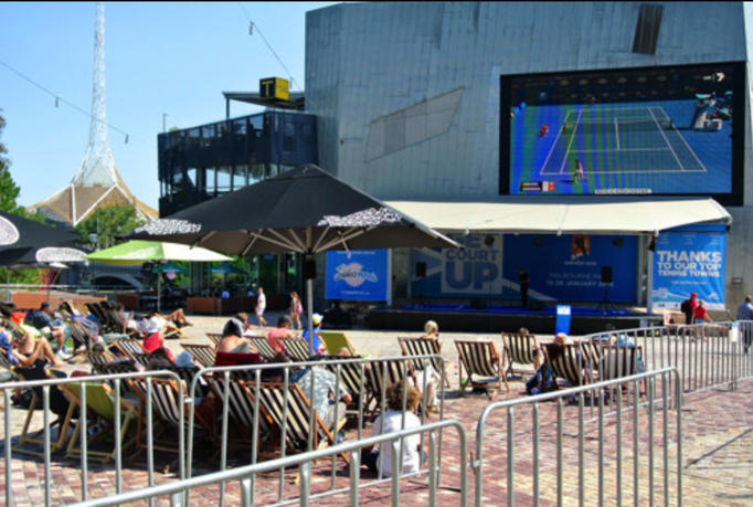 Australien '14 | Melbourne, Victoria: «Federation Square». Giganto-Leinwand. «Wimbledon-Übertragung».