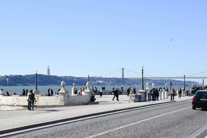 Lissabon '16 | «Avenida 24 de Julho». Statue von «Cristo Rey» (Hintergrund): 109 m hoch, von Salzar als Danksagung für die fehlende Einbeziehung von Portugal in den 2. Weltkrieg in Auftrag gegeben.