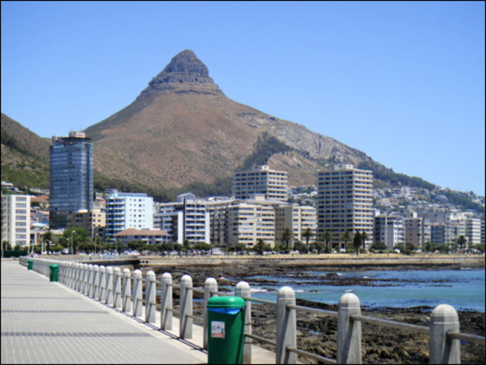 2016 | Kapstadt | «Green Point Promenade»: Der «Lion's Head» imposant in Szene gesetzt.