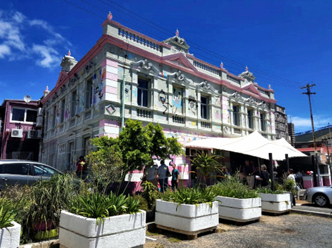 2019 | Kapstadt | Canterbury Street, «Charly's Bakery»: Die «heisse» Adresse, wenn's um Süssigkeiten geht.