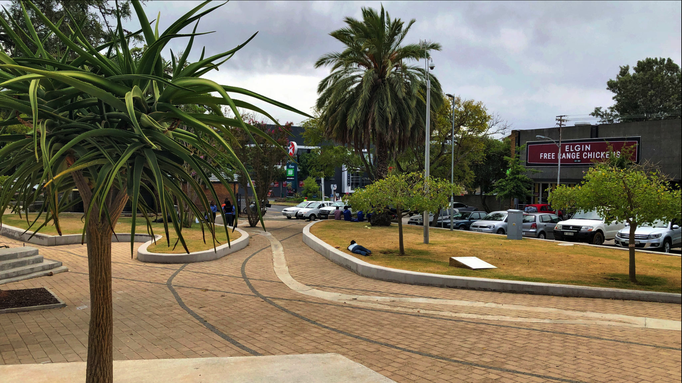 2019 | Kapstadt | «Durbanville»: «Park» mitten im Einkaufszentrum. Sehr gepflegt angelegt. Leider da und dort viel «Weggeschmissenes».. 