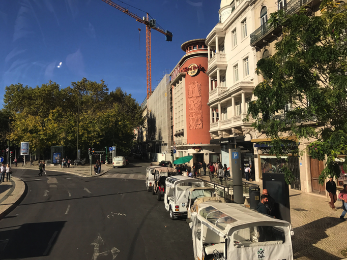 Lissabon '16 | «Hard Rock Café»: Die Hard Rock Cafes sind nicht in erster Linie wegen ihres Essens, sondern vor allem für ihre Atmosphäre bekannt. Die Kette verfügt mit ihren über 70'000 Ausstellungsstücken über die grösste Musik-Exponatensammlung der   n
