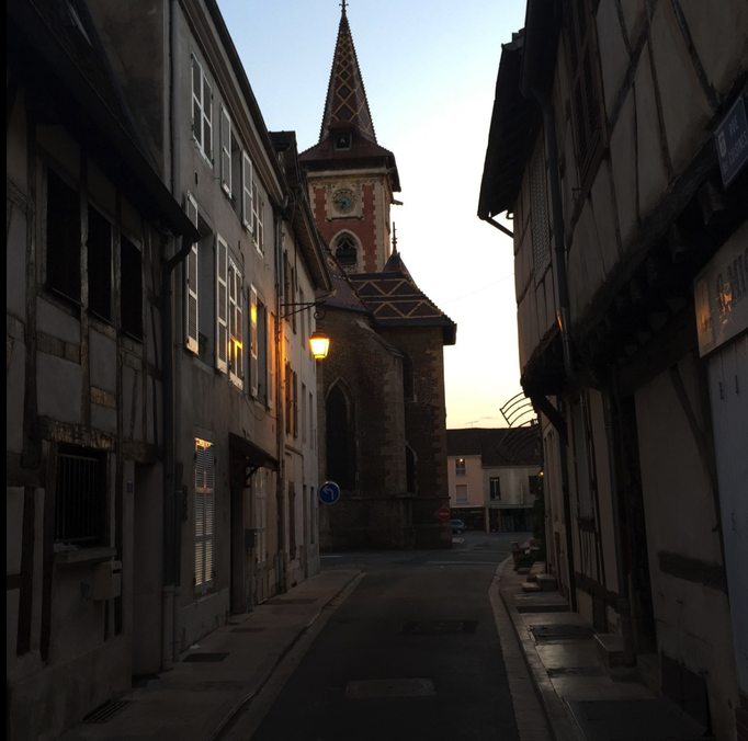 2015 | Fahrradtour «Burgund», Louhans: Kirche «Saint Pierre» mit einem Dach aus mehrfarbigen Ziegeln.