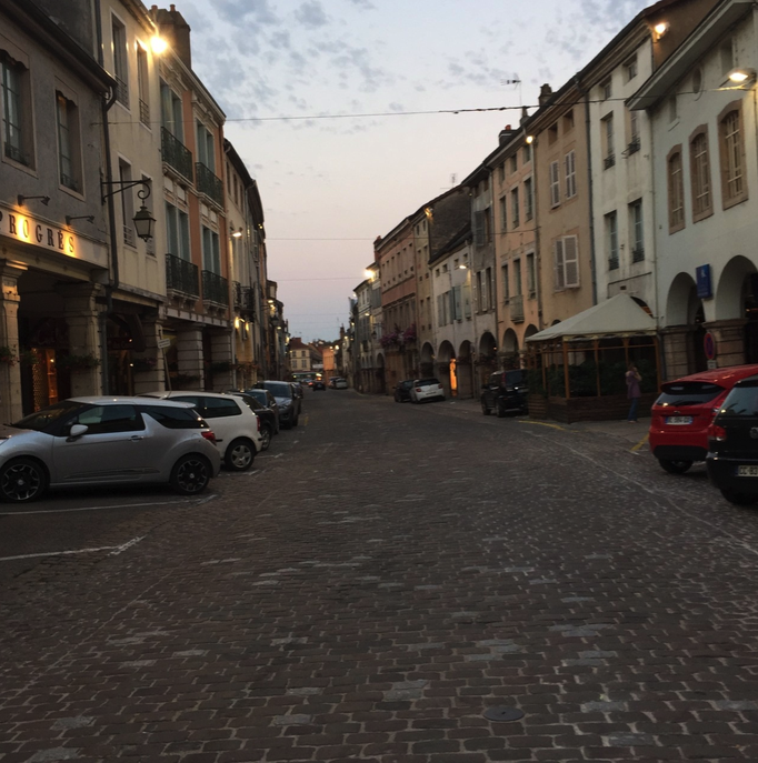 2015 | Fahrradtour «Burgund», Louhans: Letzter Blick auf die «Grande Rue» mit ihren 157 Arkaden.
