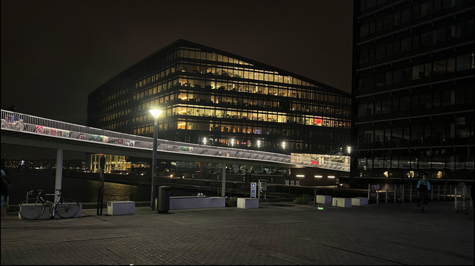 Kopenhagen '21 | Hotel Copenhagen Island». Die Fahrradstrasse ist gut beleuchtet und führt sicher zwischen den Geschäftshäusern durch.