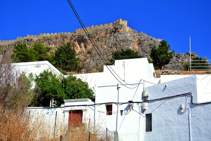 Rhodos '13 | Lindos, «Akropolis»: Die Burgruine liegt auf einem 116 Meter hohen Felsen direkt im Stadtkern.