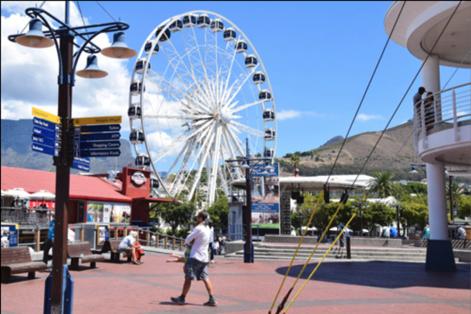 2015 | Südafrika | Westkap, Kapstadt, Waterfront: Dieses Rad läuft jeden Tag so 10-12 Stunden. Ein richtig rundes Geschäft für den Betreiber.