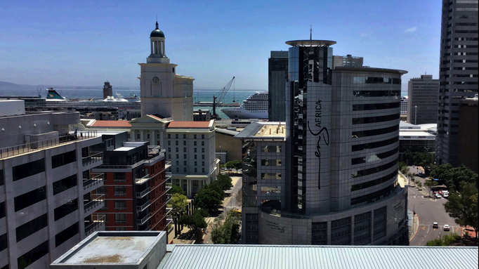 2020 | Kapstadt | Foreshore, «Icon-Building»: «Schlafzimmerblick». 3 Kreuzfahrtschiffe liegen auf Reede.