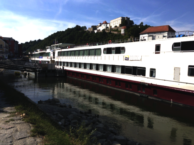 2013 | Fahrradtour Passau-Budapest-Passau, Passau: «MS myStory». Unser «Zuhause» für die nächsten 7 Tage. «Veste Oberhaus» im Hintergrund.