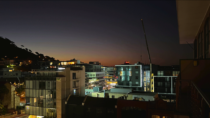 2022 | Kapstadt | Green Point, «The Rockwell»: «Terrassenblick». Sonntag 19:47. Abtransport des Autos mit einem mobilen Kran. Ungewohnte Abend-Stimmung.