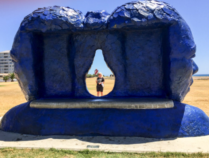 2016 | Kapstadt | «Three Anchor Bay»: Giganto-Skulptur an der Strandpromenade.