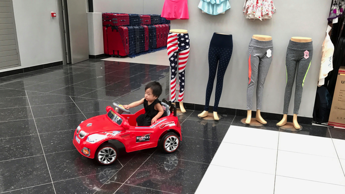 2017 | Kapstadt | Milnerton, «Cape Grand China»: Chinesisches Einkaufszentrum. Kleine «Dame» gross im eigenen Wagen ...