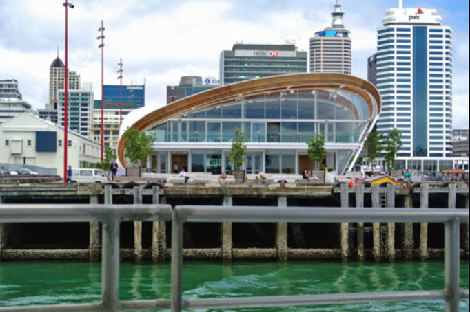 2014 | NZ Nordinsel | Auckland, «Queens Wharf»: Hafenrundfahrt. Im «Wellengebäude»: «Shopping & Gastronomie».