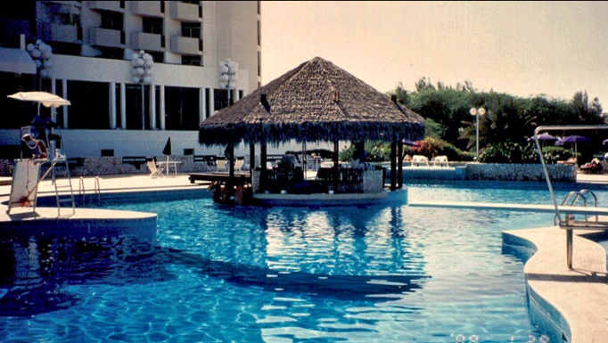 1988 | Dubai | Jebel Ali Beach Resort: «Pool Bar». Nur über «Personalbrücke» zugänglich.