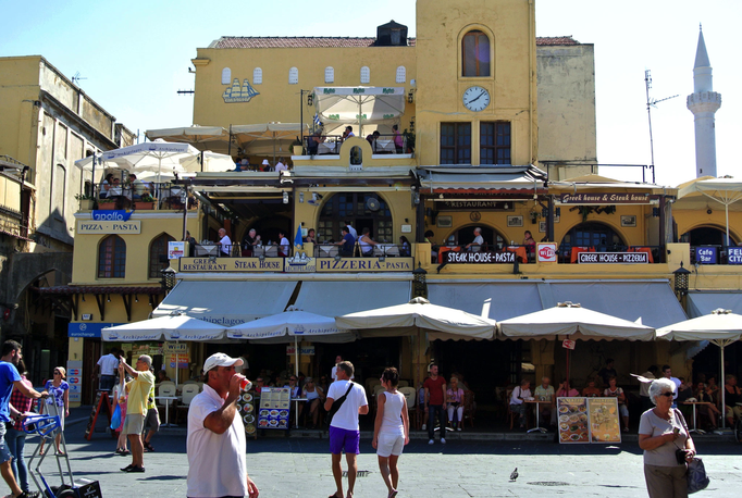 Rhodos '13 | Rhodos-Stadt, Altstadt: Etwa 5 verschiedene Restaurants «unter einem Dach».