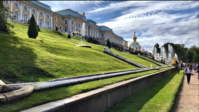 «Schloss Peterhof» '18: «Schauseite» des 275 m langen «Grossen Palastes».