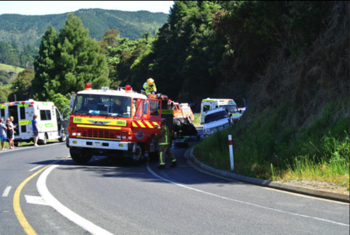 2014 | NZ Nordinsel | «Tairua», Thames-Coromandel District, Waikato Region: Unfall à la NZ. Strasse über 1 Std. blockiert. Unmengen offizieller Fahrzeuge. Keine «Verkehrsregelung»!