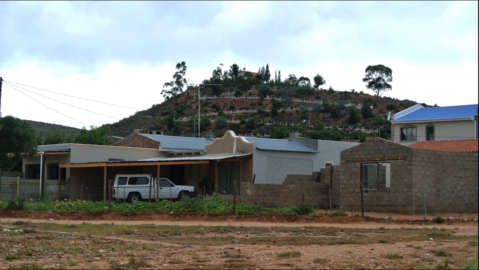 2013 | Südafrika | Dysseldorp: ... aber wie so oft: Zuoberst auf dem Hügel wohnt «vornehm» der Pfarrer.