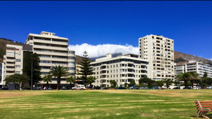 2016 | Kapstadt | «Sea Point Promenade»: Wolken schleichen sich an ...