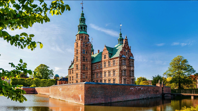 Kopenhagen '21 | Schloss «Rosenborg» im Stadtzentrum. Mitten im Park «Kongens Have» bewacht die Leibgarde die Schatzkammer Dänemarks, die seit 400 Jahren die wertvollsten Schätze der dänischen Königinnen und Könige beherbergt.