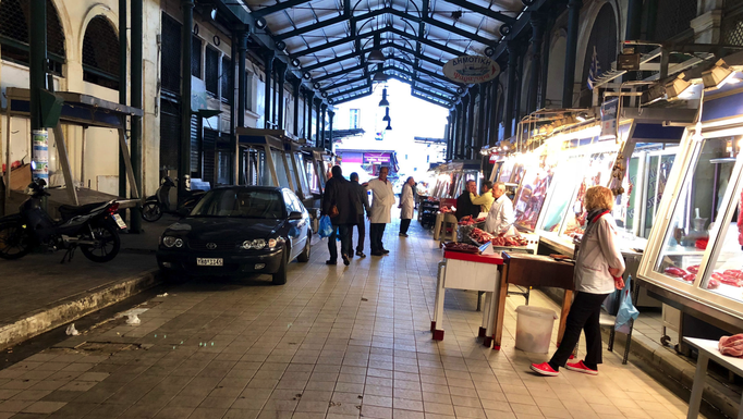 Athen '17 | «Central Market». Athens berühmter Fleisch- und Fischmarkt. Autoabgase stören hier «Frischfleisch» offensichtlich nicht. Und sind auch nicht verboten!
