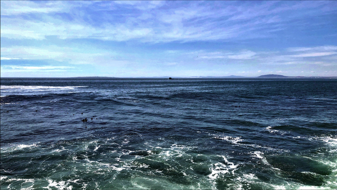 2019 | Kapstadt | Foreshore, «Mouille Point», Three Anchor Bay: Ca. 300 m vom Ufer entfernt ein U-Boot auf dem Weg nach «Simon's Town». Militärhafen.