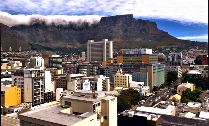 2020 | Kapstadt | Gardens, Dachrestaurant, «Sun Square Hotel»: «Terrassenblick» auf den eingenebelten «Tafelberg».