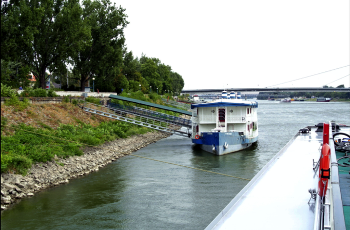 2013 | Fahrradtour Passau-Budapest-Passau, Bratislava: Blick auf die «Fähre» hinter uns.