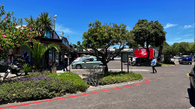 2022 | Kapstadt | Westkap, Kenilworth, «Outled Store Access Park». Bequemes Einkaufen bester Marken zu wirklich sehr attraktiven Preisen. Ein Besuch lohnt sich jedes Jahr.