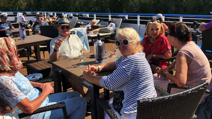 2018 | Uglitsch | Weiterfahrt nach Moskau | MS Excellence Katharina | Unser 6er-Tisch - fast «vollständig» beim Apéro.