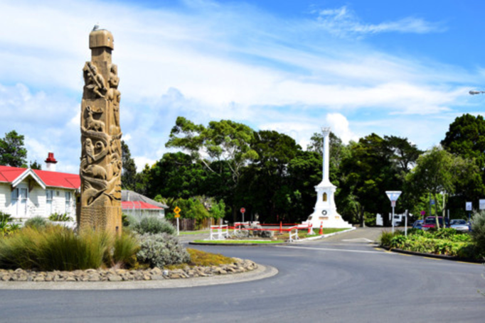 2015 | Neuseeland | «Opotiki», Bay of Plenty: Zwei wichtige Denkmäler auf einem Blick.