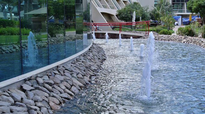 2007-2013 | «Poolsite», Al Raha Beach Resort: «Pool-Bar» mitten «im Wasser».