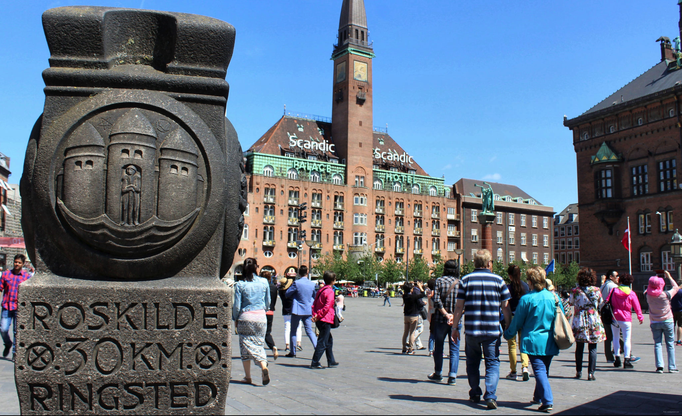 Kopenhagen '21 | Rathausplatz. Zwischen den Strassen «Vester Voldgarde» und «Hans Christian Andersens»-Boulevard gelegen.