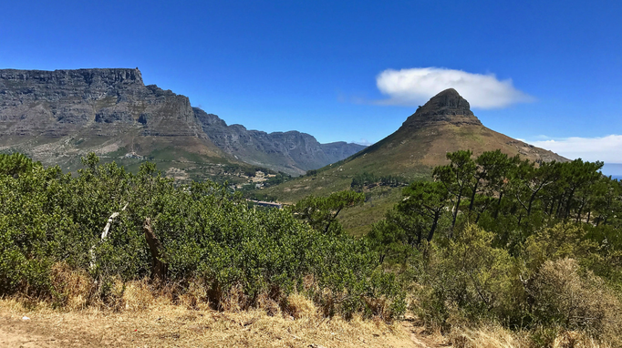 2017 | Kapstadt | «Signal Hill»: Auf dem Rückweg «nach unten» - links der Tafelberg mit der Seilbahn-Station, rechts der «Lion's Head».