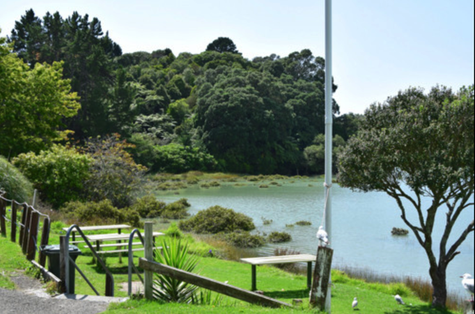 2015 | Neuseeland | «Ohiwa Harbour», Bay of Plenty: Südliche Hälfte von Ohope. «Ohiwa Oyster Farm». Einfache Plätze für den «Direkt-Verzehr».