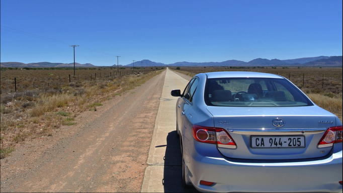 2013 | Südafrika | Auf dem Weg nach De Rust. 45 km lange, etwa 2 Meter breite Strasse aus Beton-Platten.