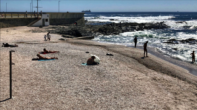 2019 | Kapstadt | Foreshore, «Three Anchor Bay»: Sonnenschutz total. Aber Aussicht gleich null.