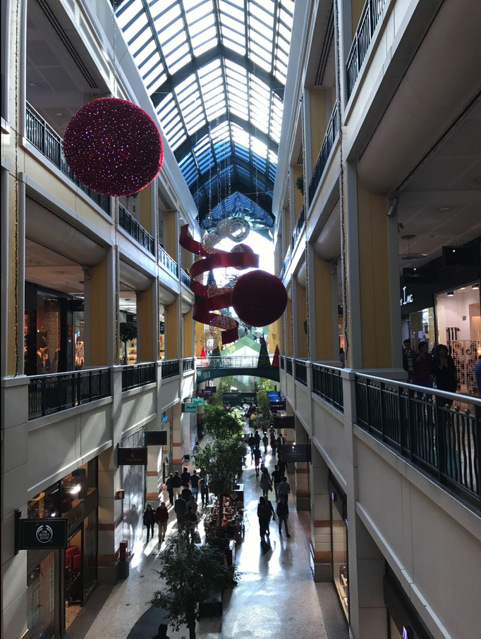 Lissabon '16 | «Früh-Weihnachten» im «Centro Colombo» in der Lissaboner Stadtgemeinde «Carnide». Es wurde unmittelbar am Stadtring «Segunda Circular» errichtet und am 15.9.1997 eröffnet.