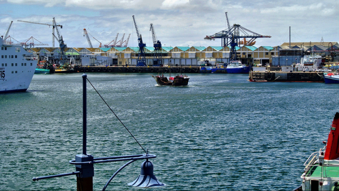 2013 | Südafrika | Kapstadt, V&A Waterfront: Blick auf die Hafenanlage mit «Touristen-Rundfahrtschiff».