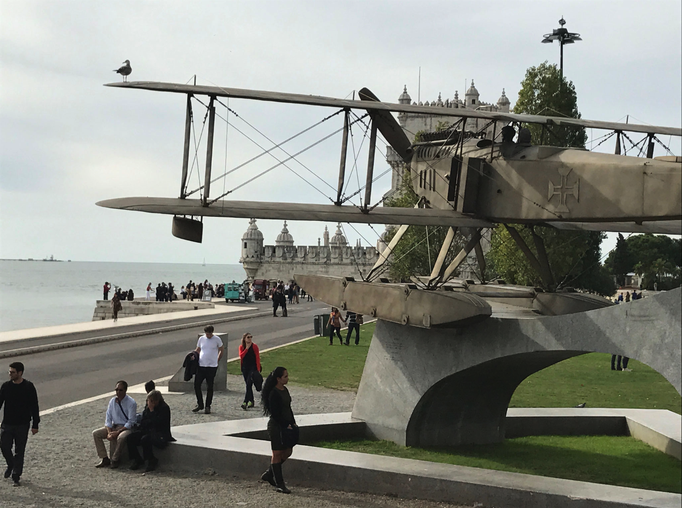 Lissabon '16 | Denkmal für Carlos Viegas Gago Coutinho (*17.2.1869, ✝︎18.2.1959), einem Offizier der Kriegsflotte, Seefahrer und Historiker. Als grösstes Verdienst wird ihm die Überquerung der Südatlantikroute mit dem Flugzeug angerechnet.