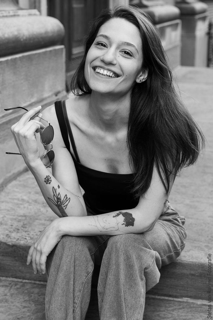 Classic, Balck and White Photography, Smile, shoot, fotoshoot, model, vrouwelijke model, inschrijven modellenbureau, acteur, inschrijven castingbureau, fotograaf, portfolio foto's laten maken, portfolio fotograaf, fashion, fashionfotograaf, tattoo