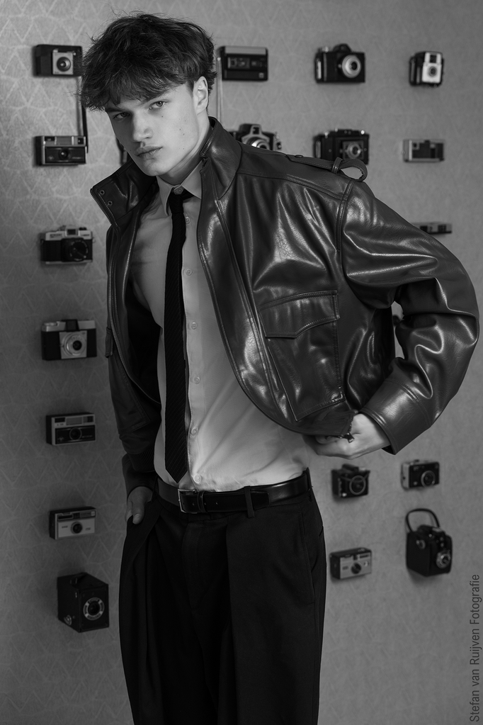 Twan, New Generation Models, New Generation Model Management, Stefan van Ruijven Fotografie, vaste fotograaf voor modellenbureau, Fotograaf om portfolio te laten maken, Fotoshoot Dag, Fotoshoot Dagen, Vintage camera's op wand, Mannelijke model, Malemode