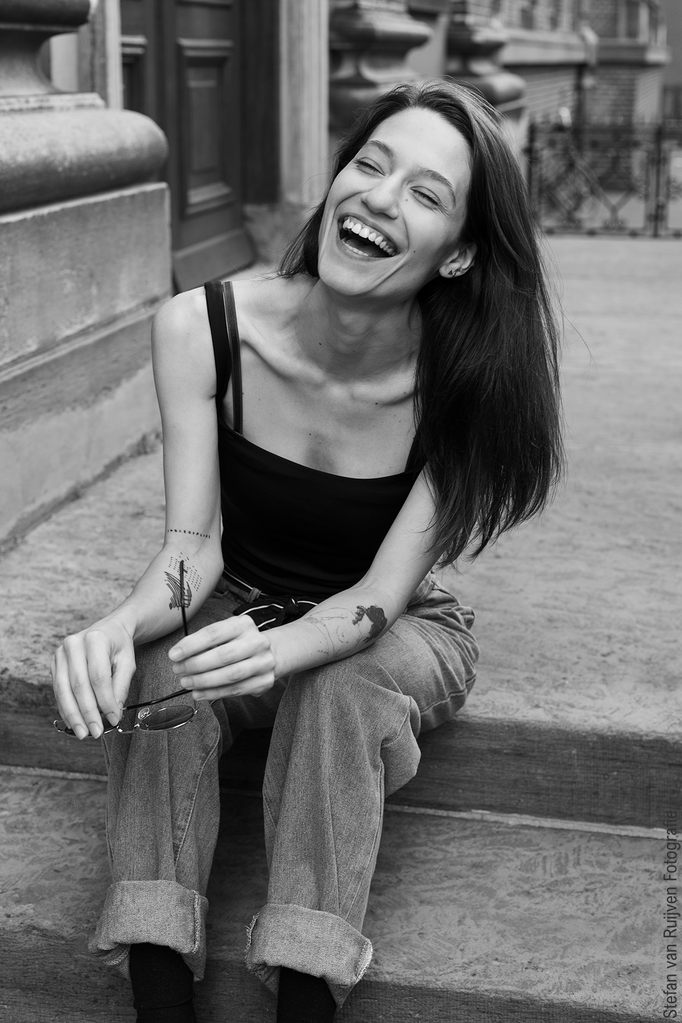 Classic, Balck and White Photography, Smile, shoot, fotoshoot, model, vrouwelijke model, inschrijven modellenbureau, acteur, inschrijven castingbureau, fotograaf, portfolio foto's laten maken, portfolio fotograaf, fashion, fashionfotograaf, tattoo