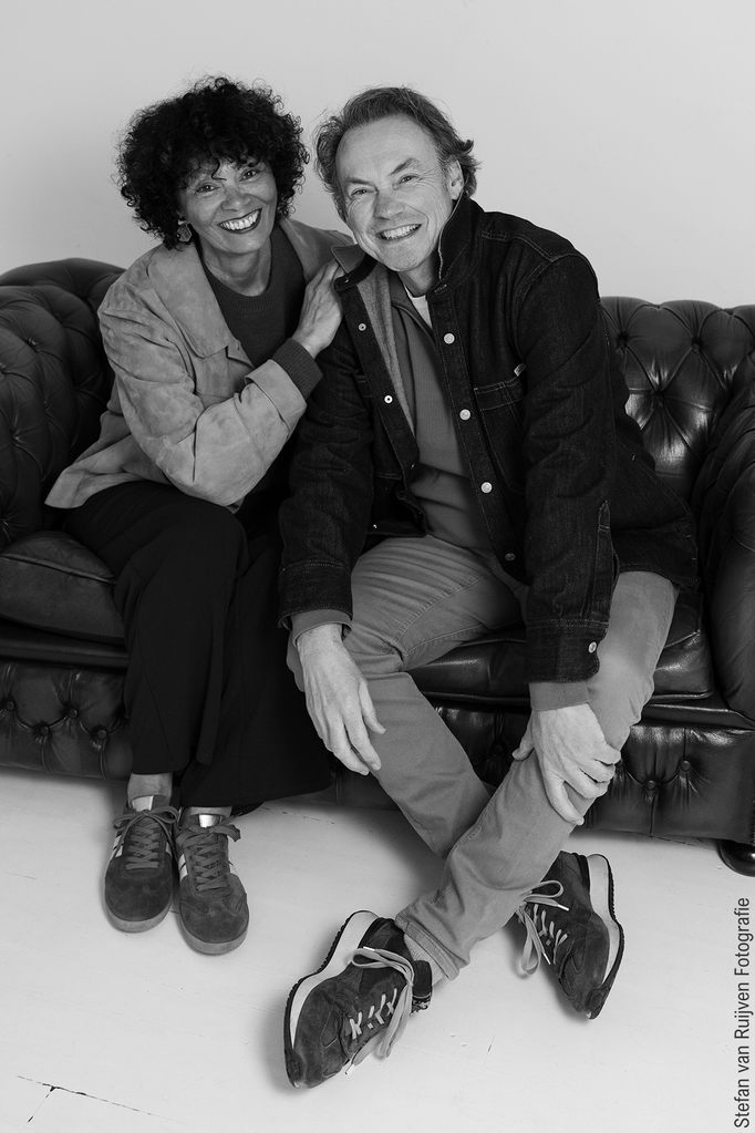 Zwart/wit foto van Yolanda en Walter op een leren bank. Gemaakt door fotograaf Stefan van Ruijven tijdens de Fotoshoot Dag die hij in Studio Duinlust heeft georganiseerd. 