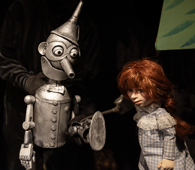 Dorothy ölt die Gelenke vom Blechmann, Foto von Simon Bielnander