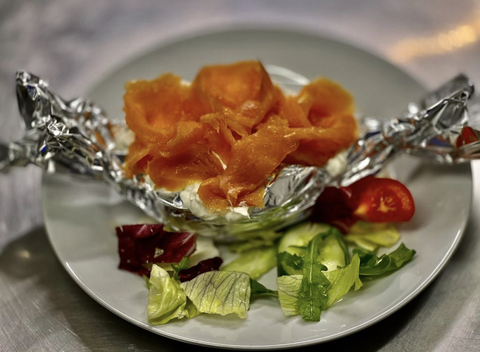 Ofenkartoffel mit Räucherlachs und Salat in der Brasserie Rendezvous